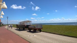 Pferdekutsche auf dem Weh zum Juister Hafen